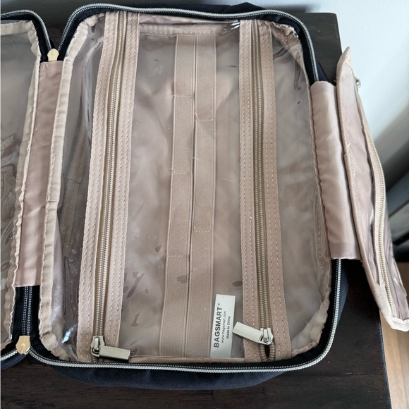 Bagsmart Toiletries Bag. - Picture 7 of 10